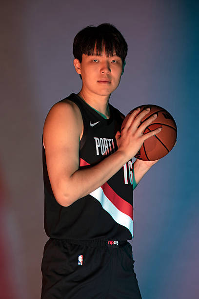 半岛体育官网-杨瀚森谈犯规问题：NBA在手上动作和掩护吹罚严，需要注意