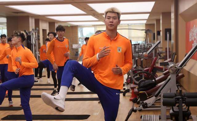 半岛体育入口-依木兰+陈泽仕双线报名，彭啸只踢中超 泰山又1老将离队 转投中冠