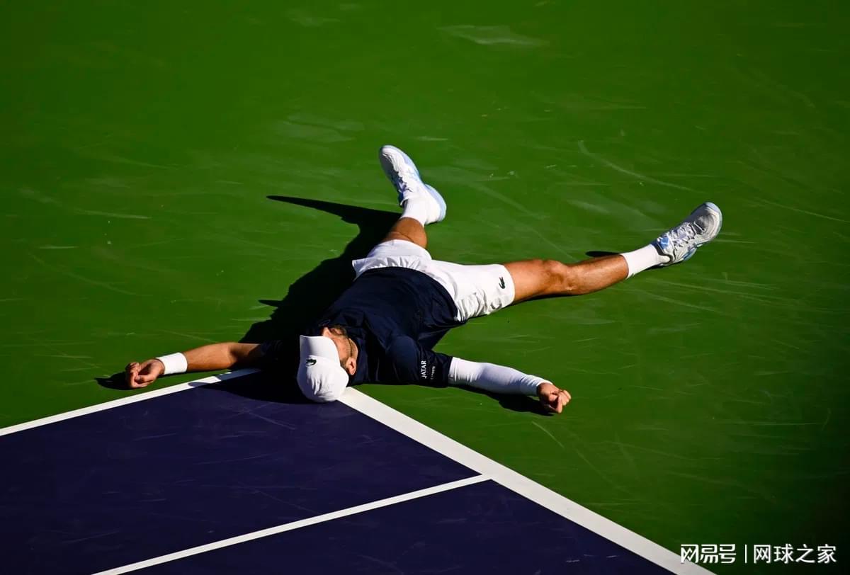 半岛体育-德约科维奇比赛中途呕吐，印第安维尔斯酷热天气引发惊险一幕