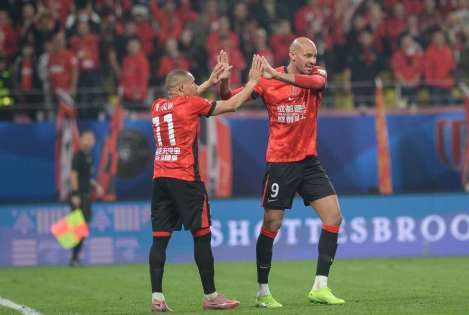 半岛体育-蓉城两连胜领跑中超！泰山河南“清零”，5队不胜，津门虎垫底